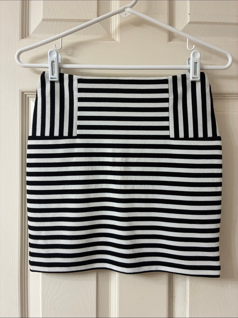 🌷3 for $25🌷XXI, US S, Black & White Stripe Bodycon Miniskirt